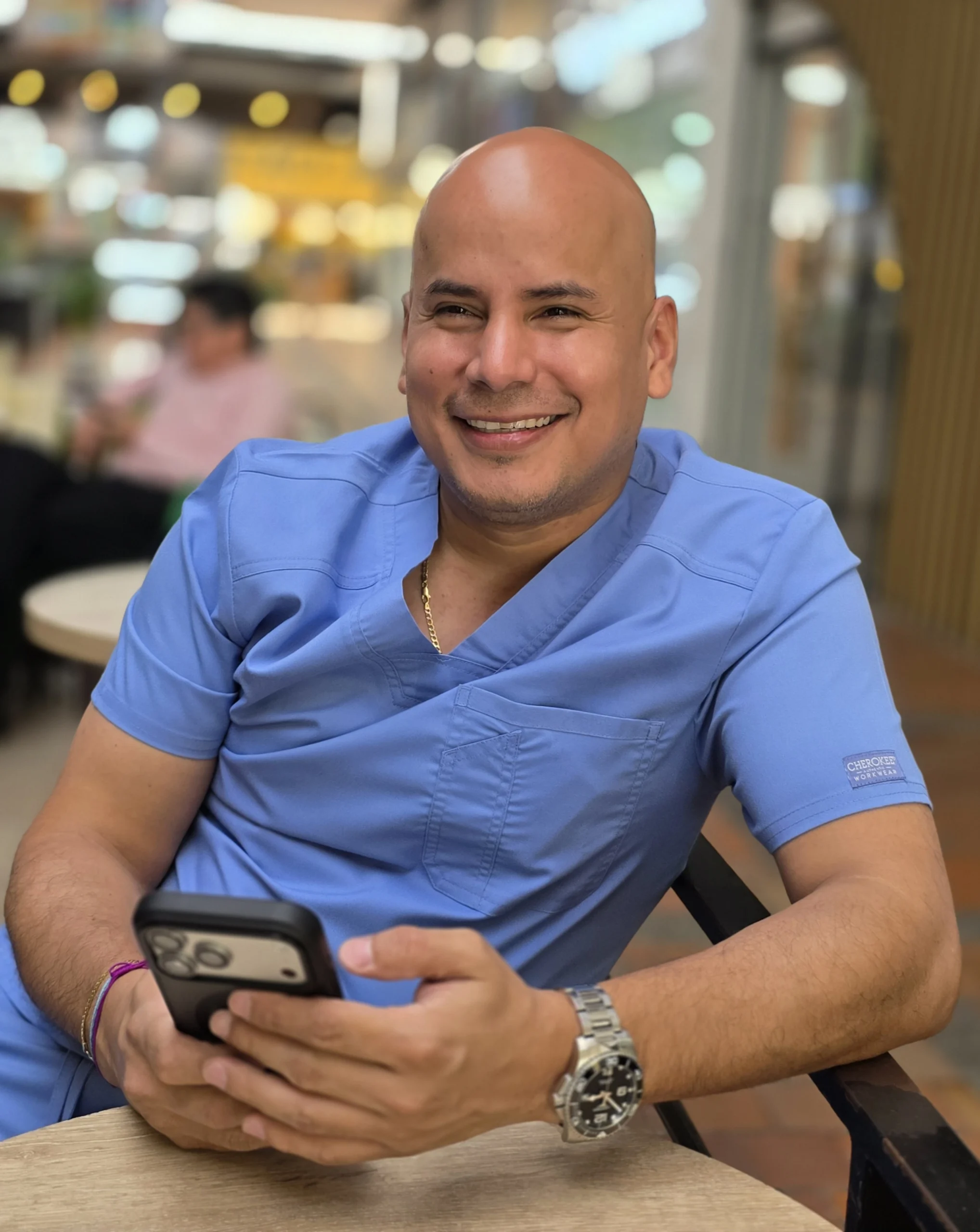 Dr. Luis Galeano. Implantologist. Veneers Studio COlombia